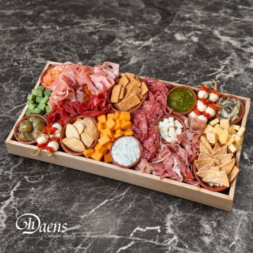 Mediterraanse hapjesplank van Slagerij D'haens met Italiaanse charcuterie, kaas, tapenades en dips